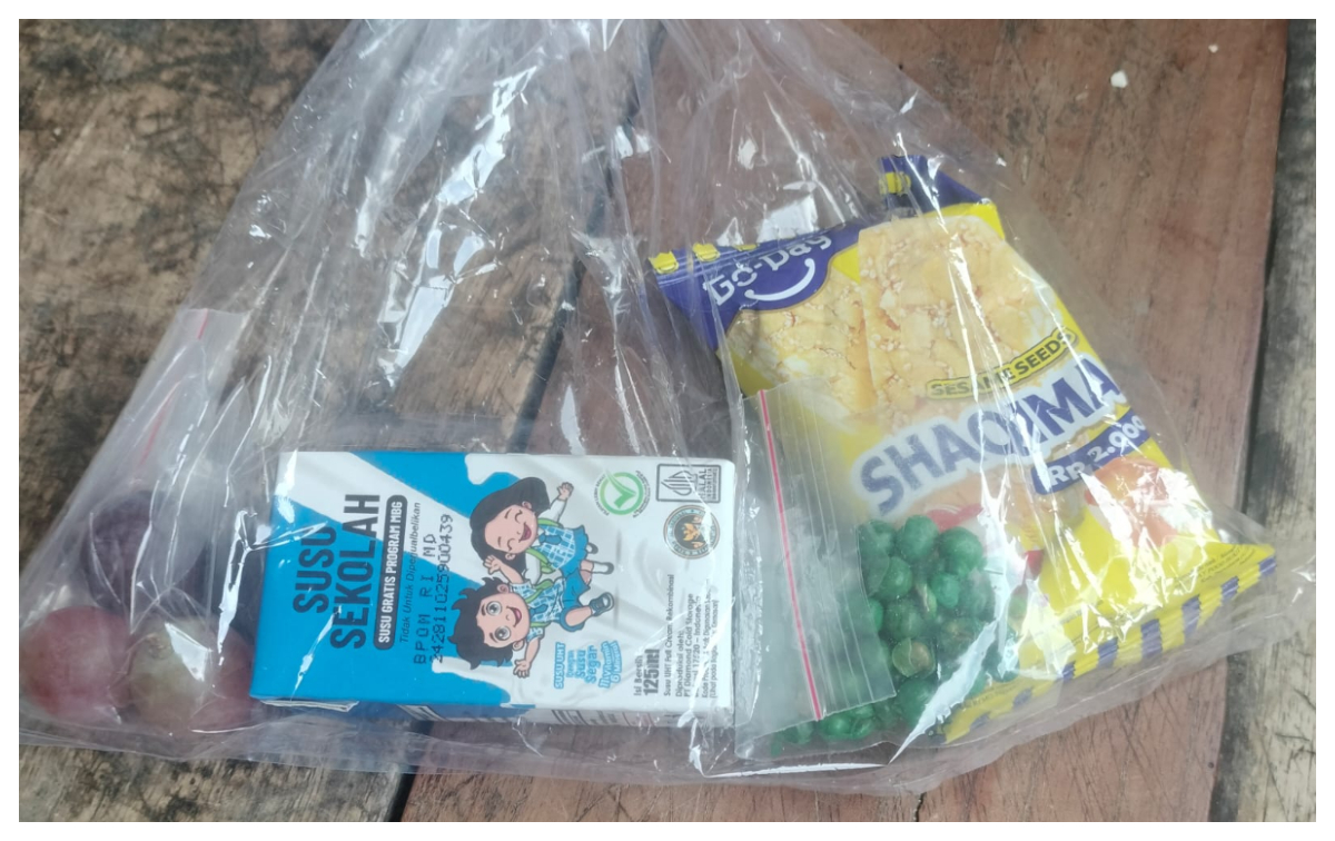 Menu MBG di Sukamakmur diisi makanan kemasan dibungkus plastik.