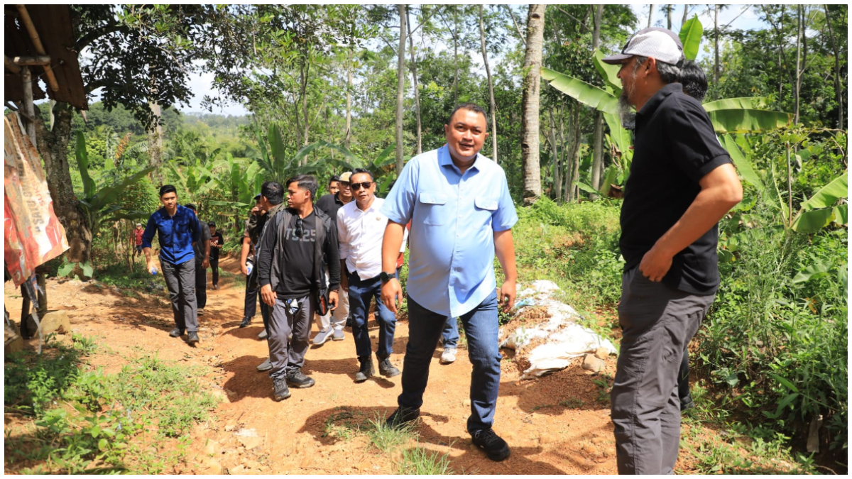 Bupati Bogor saat tinjau lokasi rencana hutan kota di Kecamatan Citeureup. Program Satu Kecamatan Satu Hutan Kota mulai dipersiapkan.
