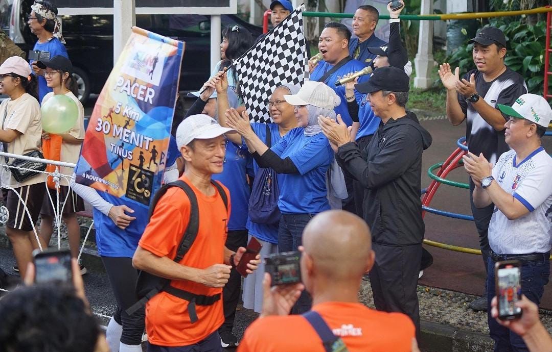 Wali Kota Bogor Dedie Rachim bersama Yantie Rachim saat melepas peserta Funwalk and Run SMA Regina Pacis