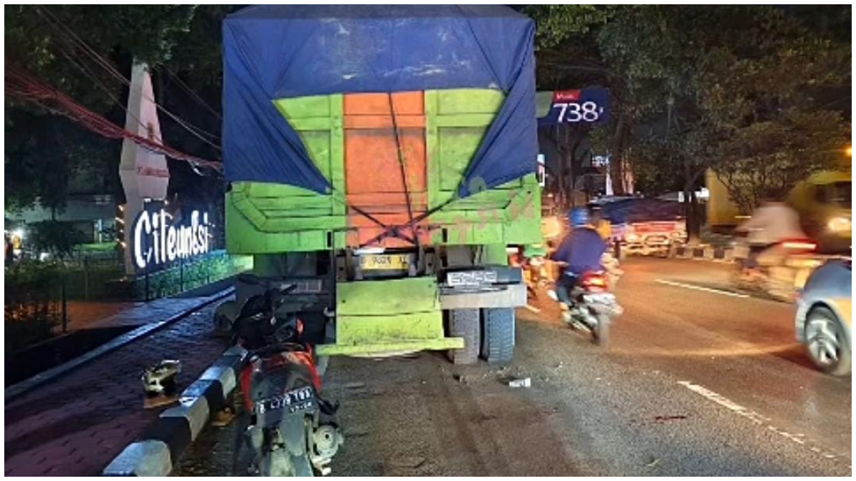 Pengendara motor menabrak truk parkir di Jalan Transyogi, Kecamatan Cileungsi, Kabupaten Bogor.