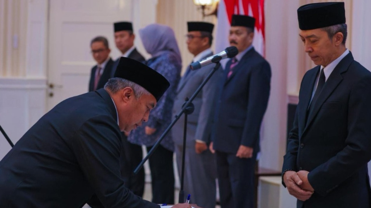 Wali Kota Bogor Dedie Rachim melantik kepala sekolah tingkat SD di Kota Bogor.