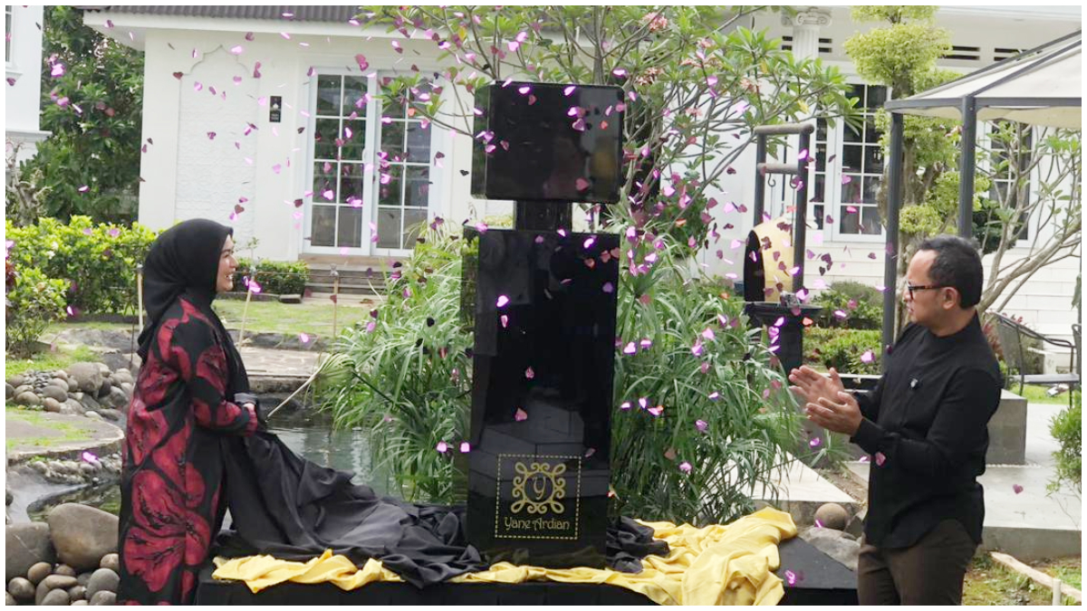 Wakil Menteri Dalam Negeri Bima Arya saat mendampingi sang istri, Yane Ardian melaunching produk Lip Vinyl