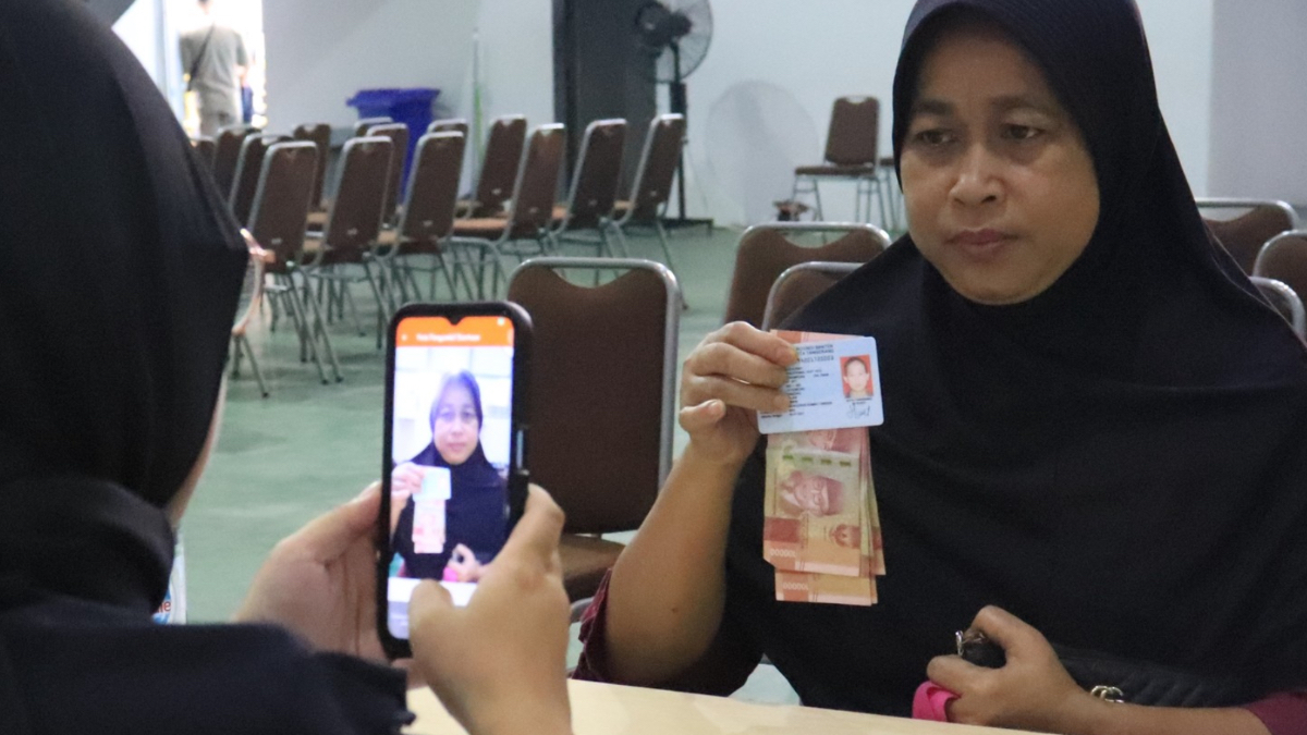 Ilustrasi: Penyaluran bantuan sosial (bansos).
