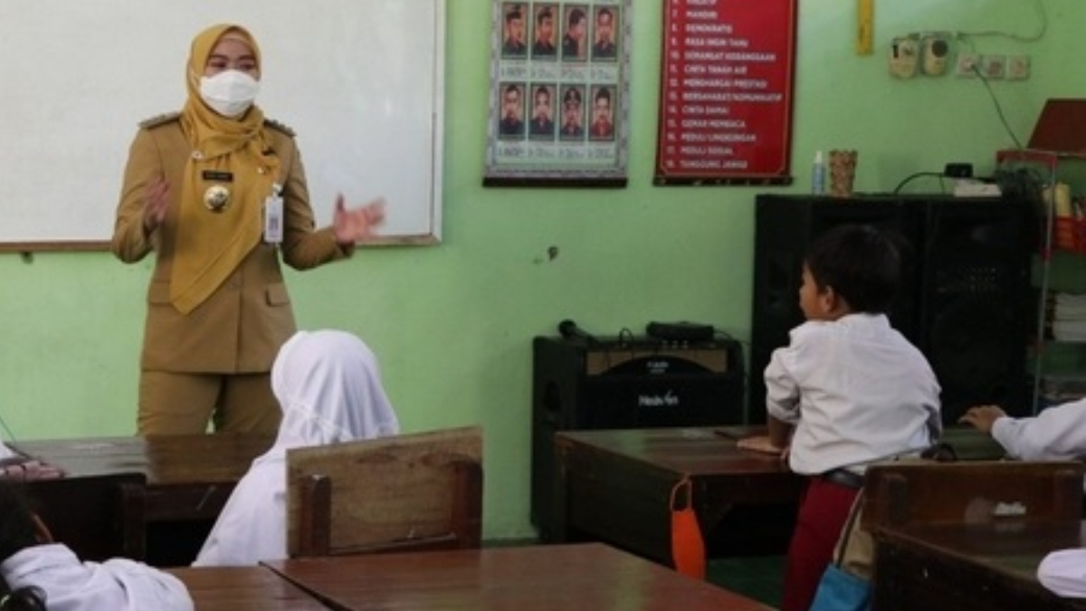 Ilustrasi: Guru saat mengajar di kelas.