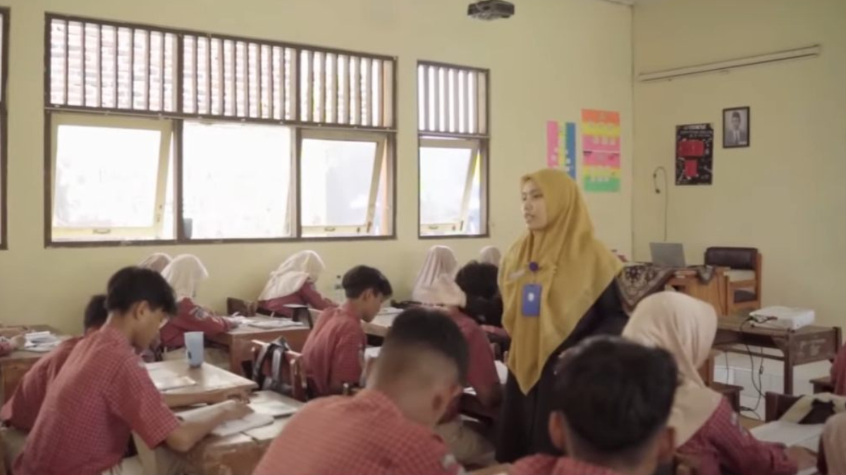 Ilustrasi: Guru sedang melakukan kegiatan belajar mengajar di kelas.&nbsp;