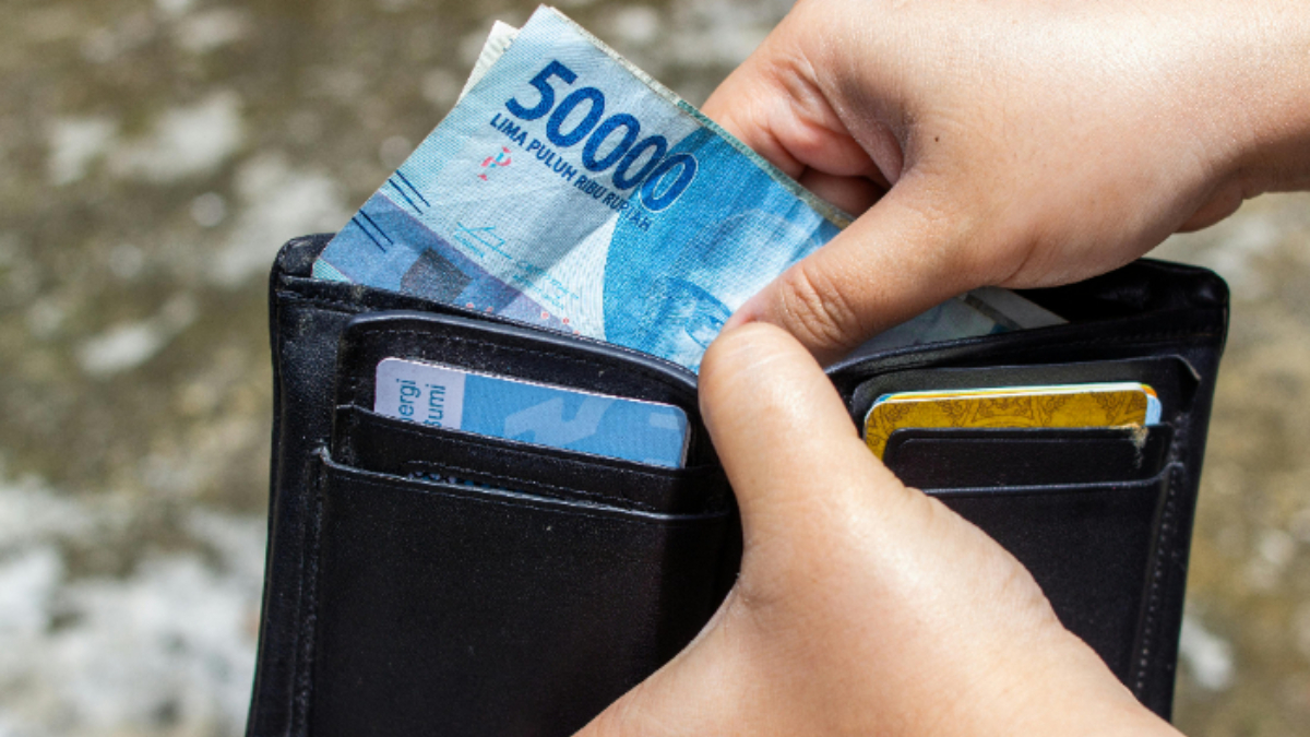 Ilustrasi: Uang rupiah bantuan sosial (bansos) dari pemerintah.