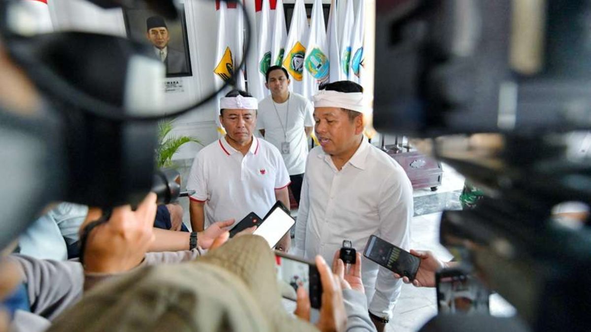 Gubernur Jawa Barat Dedi Mulyadi saat ditemui wartawan setelah melakukan pertemuan dengan Direktur Utama PT KAI.
