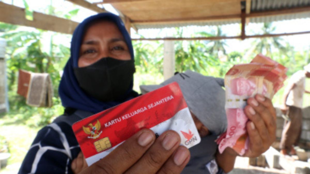 Ilustrasi: Penyaluran bantuan sosial (bansos) kepada para penerima manfaat atau KPM.