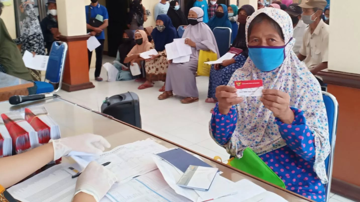 Ilustrasi: Penyaluran bantuan sosial (bansos) kepada para penerima manfaat atau KPM.