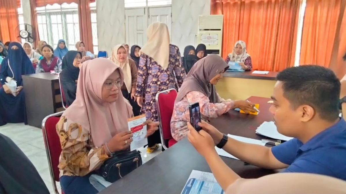 Ilustrasi: Penyaluran bantuan sosial (bansos) kepada para penerima manfaat atau KPM.