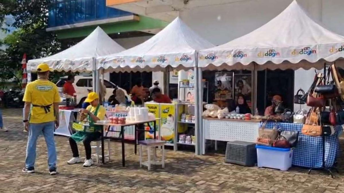 Pedagang Kaki Lima (PKL) yang berjualan pada kegiatan Car Free Day (CFD) Tegar Beriman.