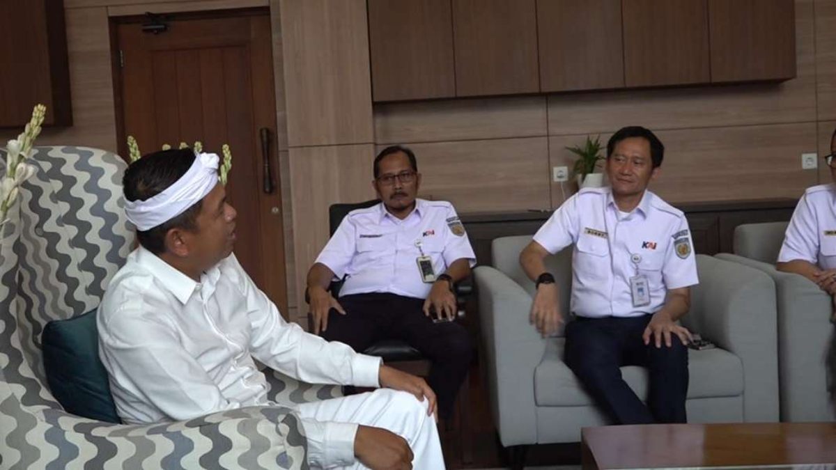 Gubernur Jawa Barat Dedi Mulyadi bersama Direktur Utama PT Kereta Api Indonesia (KAI), Bobby Rasyidin