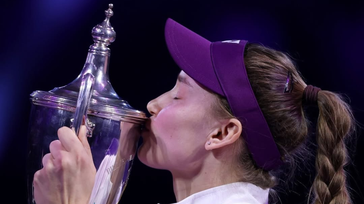 Elena Rybakina meraih gelar perdana WTA Finals 2025.