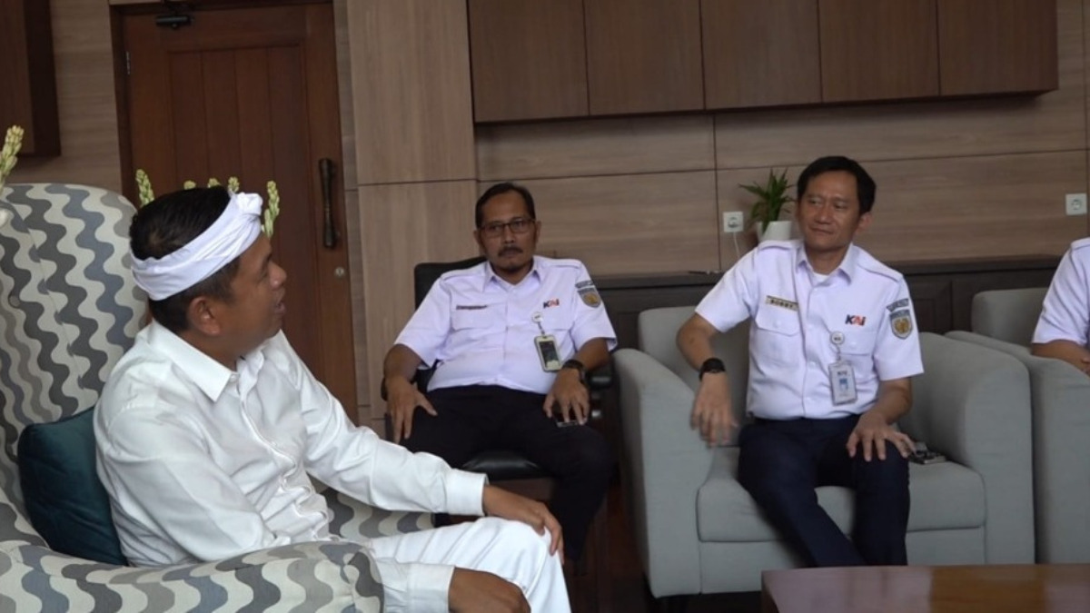 Gubernur Jawa Barat Dedi Mulyadi saat berbincang bersama pihak&nbsp;PT Kereta Api Indonesia (Persero).