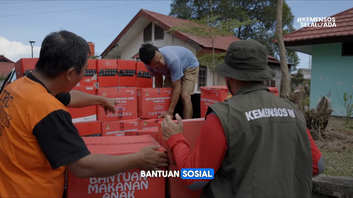 Ilustrasi penyaluran bansos dari Kemensos RI