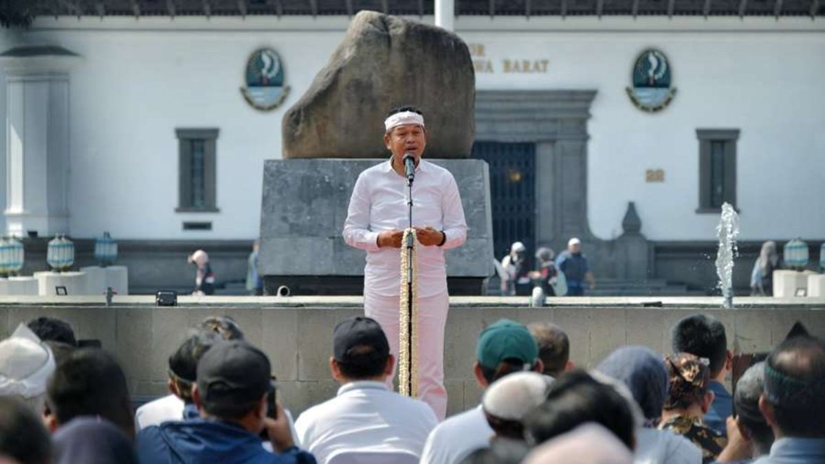 Gubernur Jawa Barat Dedi Mulyadi dalam acara Abdi Nagri Nganjang ka Warga di Gedung Sate, Jumat (7/11/2025).