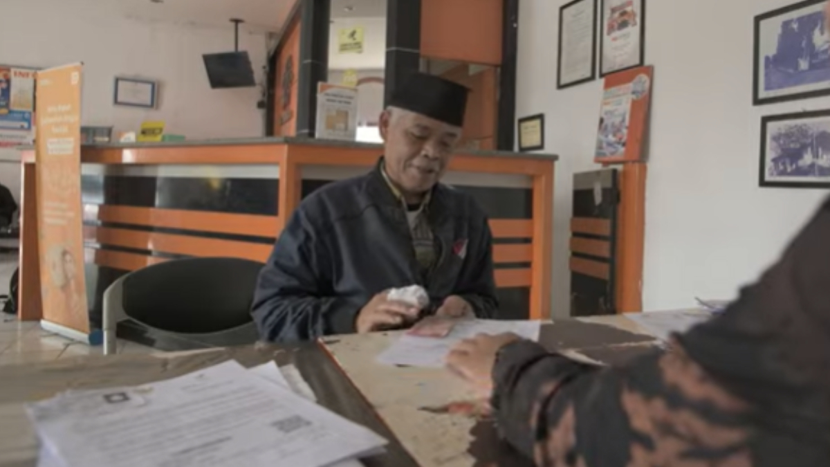 Ilustrasi: Penyaluran bantuan sosial (bansos) kepada para penerima manfaat atau KPM.