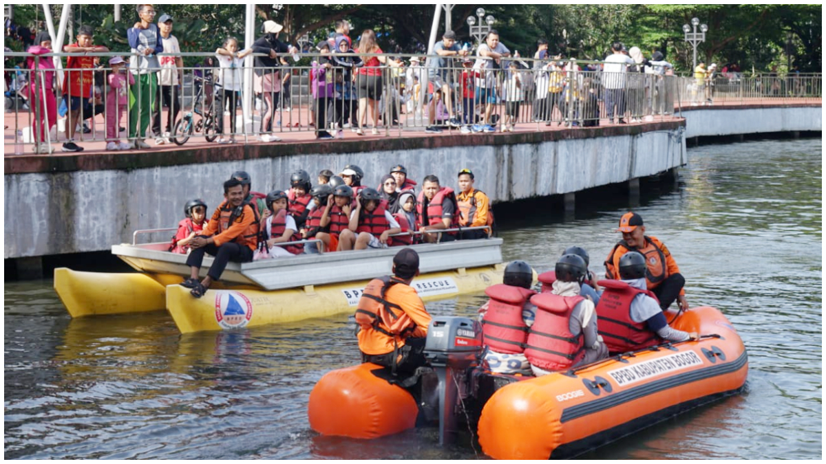 Sejumlah warga didampingi petugas BPBD Kabupaten Bogor menaiki perahu karet di Cibinong Situ Plaza, Kabupaten Bogor, Minggu 9 November 2025 berbarengan dengan kegiatna CFD.