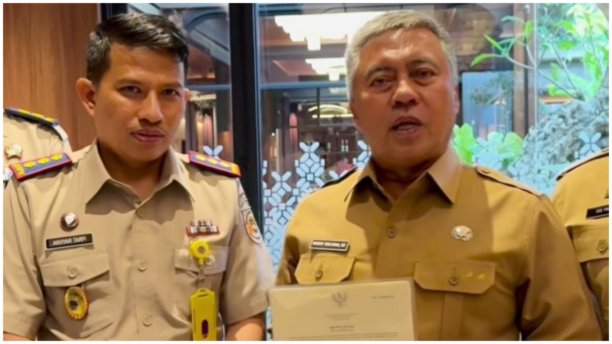 Penyerahan sertifikat aset Pemkot Bogor dari Kepala Kantor Pertanahan ke Sekda Kota Bogor.