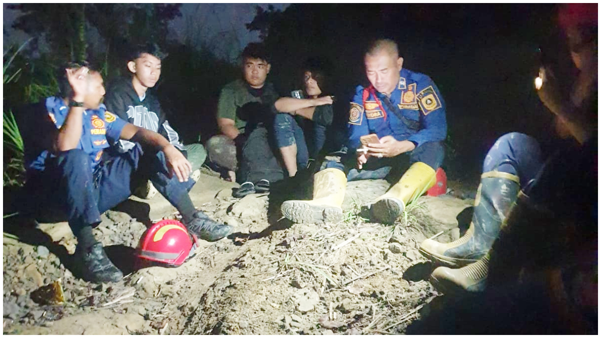 Petugas Rescue I Damkar Kabupaten Bogor saat mengevakuasi tiga remaja di Sukamakmur yang tersesat di tengah bukit.