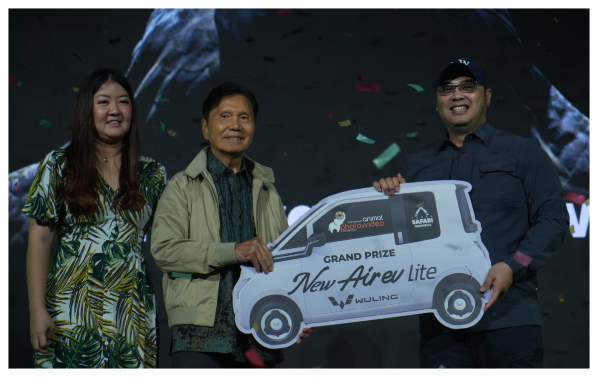 Juara IAPVC 2025 dapat hadiah Grand Prize Mobil Wuling dari Taman Safari Indonesia.