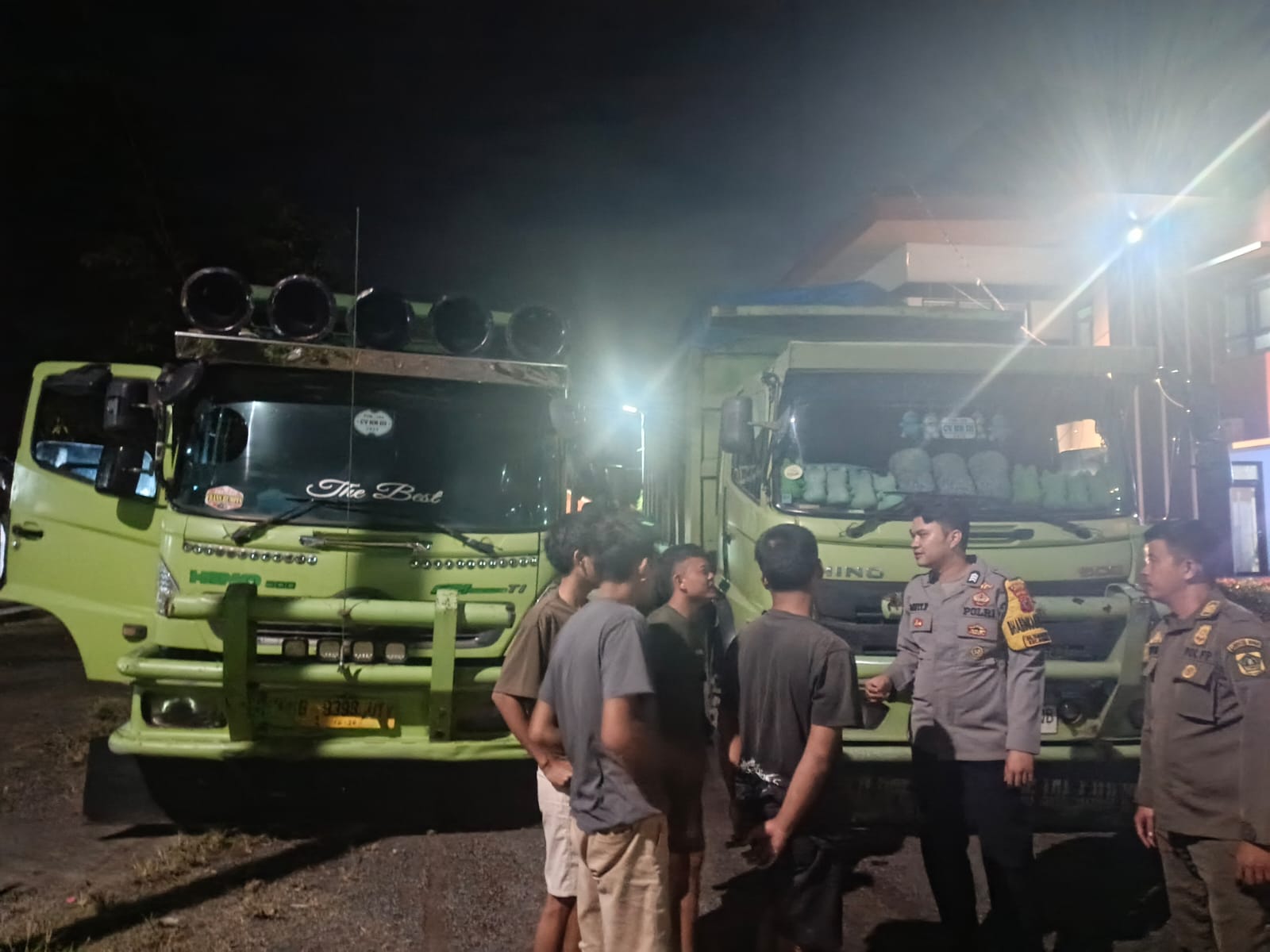 Warga Desa Kampung Sawah, Kecamatan Rumpin, Kabupaten Bogor, saat memergoki iring-iringan armada truk tronton diduga bermuatan limbah B3, Sabtu 8 November 2025 malam.
