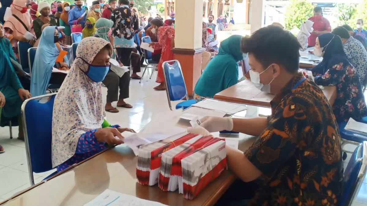 Ilustrasi: Penyaluran bantuan sosial (bansos) kepada para penerima manfaat atau KPM.