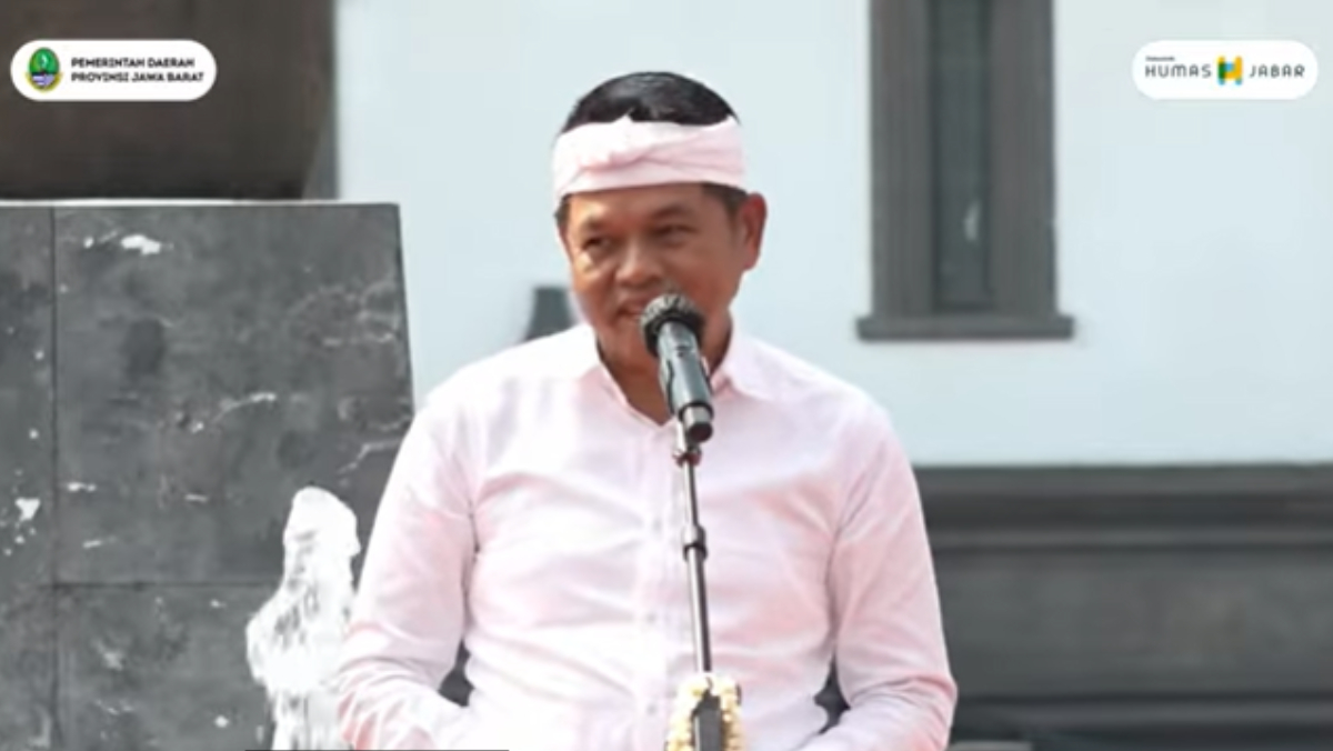 Gubernur Jawa Barat Dedi Mulyadi saat memberikan sambutan dalam acara Abdi Nagri Nganjang ka Warga di halaman Gedung Sate.