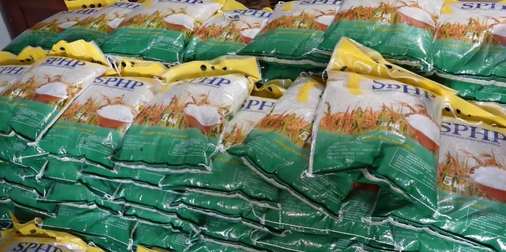Ilustrasi bantuan beras 20 kg yang disalurkan kepada masyarakat Indonesia