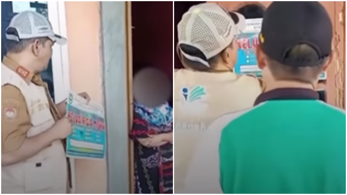 Petugas saat memasang stiker bertuliskan Keluarga Miskin di salah satu penerima bansos.