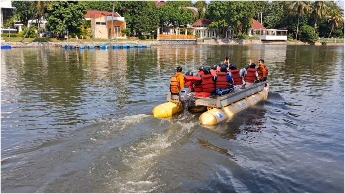 Wahana perahu air gratis di Car Free Day Setu Plaza Cibinong.