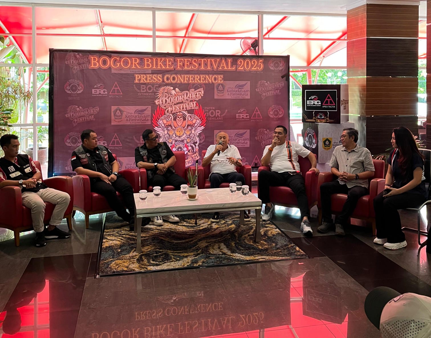 SAMPAIKAN KETERANGAN: Badan Pembina IMI Tinton Soeprapto memberikan pengarahan terkait rencana gelaran Bogor Bike Fest (BBF) 2025.
