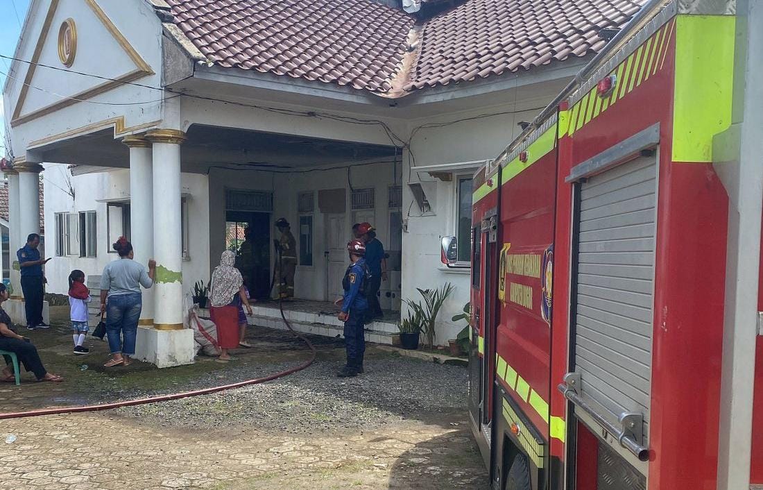 Petugas memadamkan api yang melahap Kantor Desa Sukaharja, Kecamatan Sukamakmur, Kabupaten Bogor, Senin 10 November 2025.