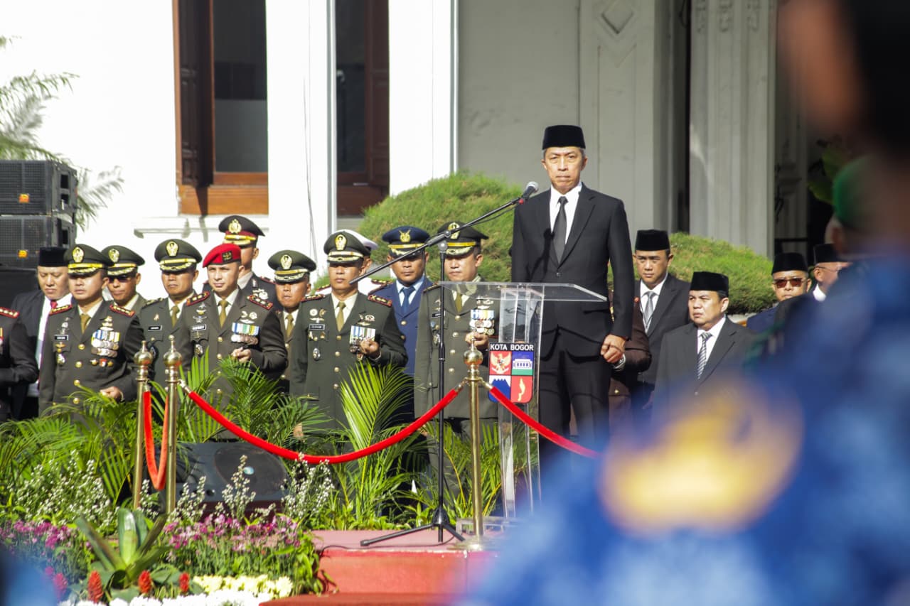 Pemerintah Kota Bogor menggelar upacara peringatan Hari Pahlawan di Plaza Balai Kota dan tabur bunga di TMP. Foto: