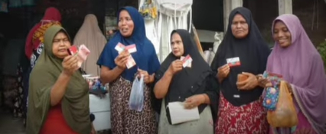 Ilustrasi KPM bansos menerima pencairan dana PKH BPNT melalui kartu KKS.