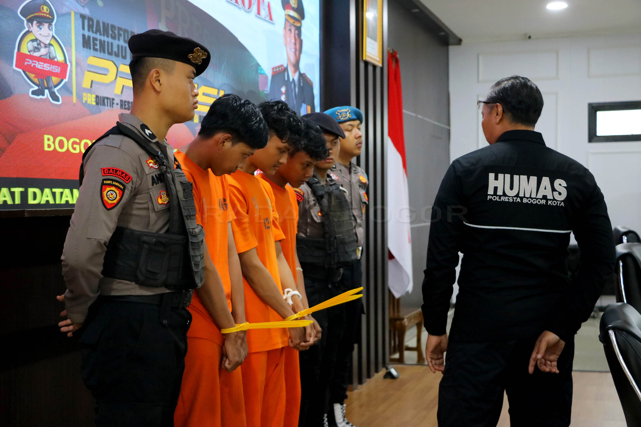 Polresta Bogor Kota tunjukan tiga pelaku di Mapolresta Kota Bogor, Jalan Kapten Muslihat, Kota Bogor, Jawa Barat, Senin 10 November 2025.