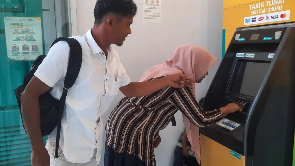 Ilustrasi pengambilan dana bansos di mesin ATM