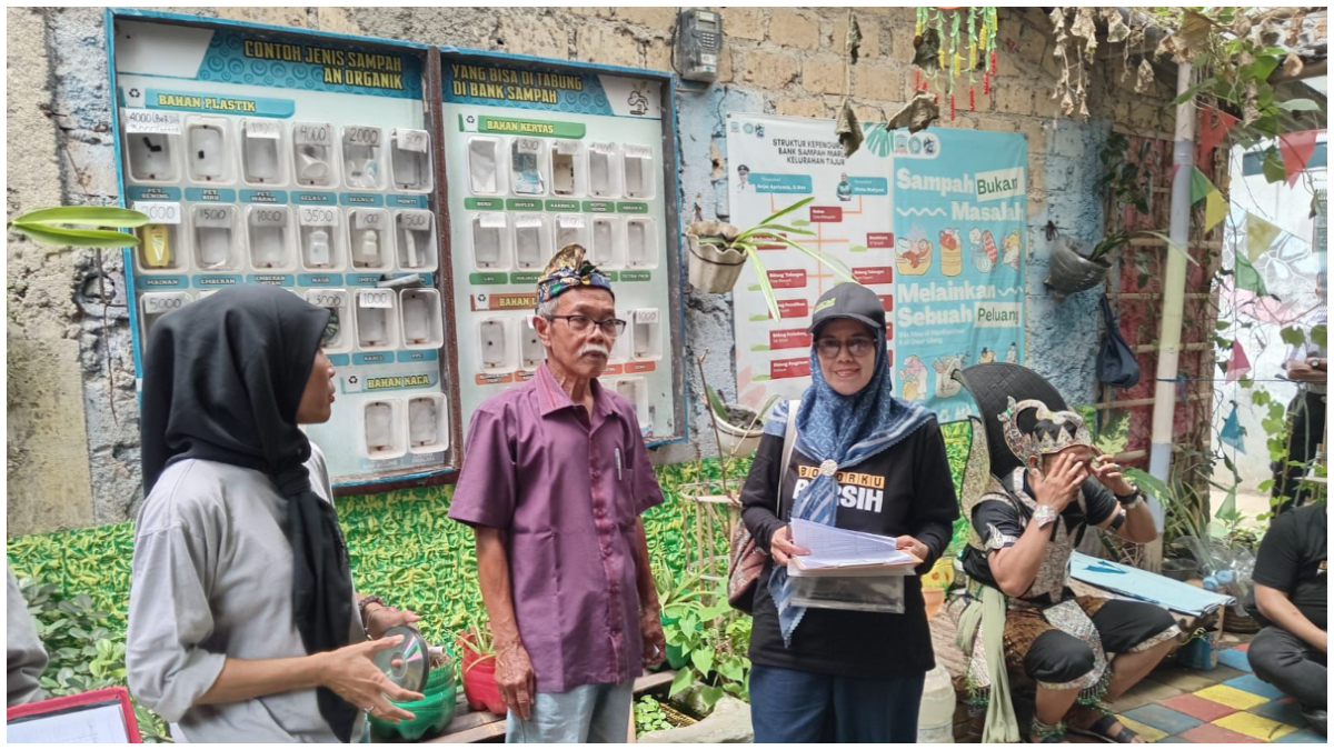 Tim Juri Kehormatan Bogorku Bersih saat melakukan penilaian ke warga di Kelurahan Tajur
