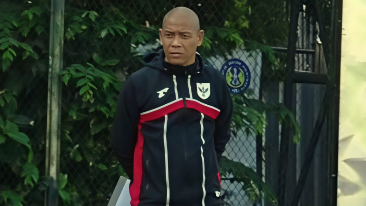Nova Arianto sedang mengawasi skuad&nbsp;Timnas Indonesia U-17 berlatih.