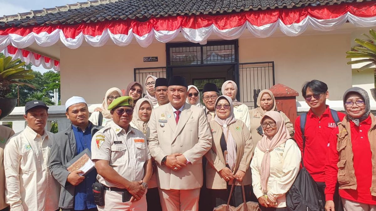 Bupati Rudy Susmanto usai ziarah dan upacara peringatan Hari Pahlawan di Makam Pahlawan, Pondok Rajeg, Cibinong.
