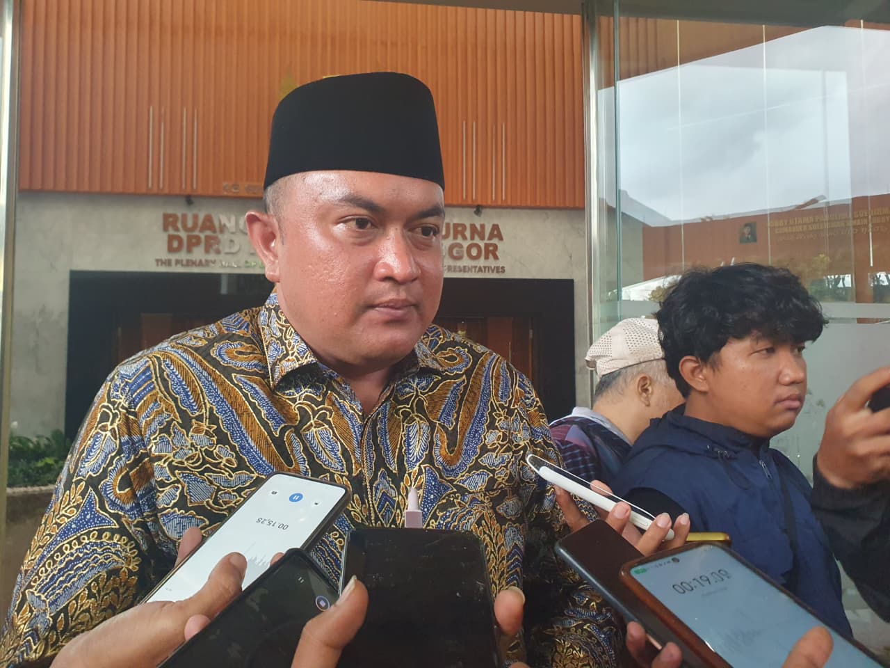 Bupati Bogor Rudy Susmanto menyampaikan keterangan.