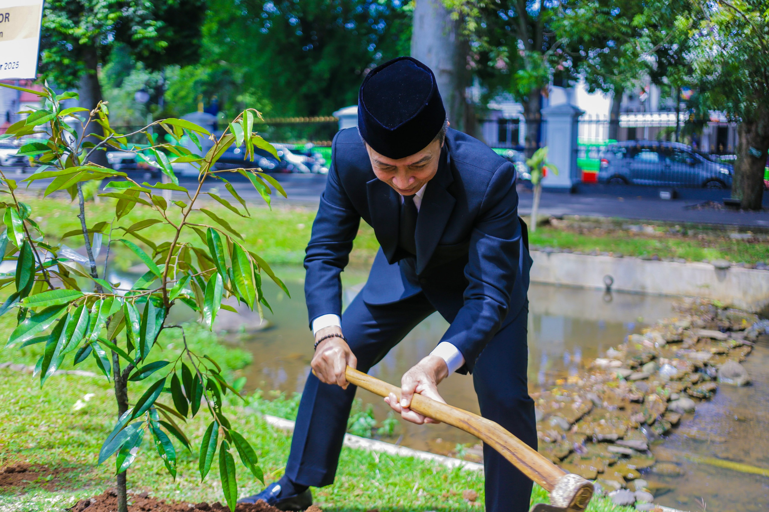 Istana Kepresidenan Bogor bersama Pemerintah Kota dan Kabupaten Bogor serta Forkopimwil menggelar penanaman pohon di kompleks Istana Bogor.