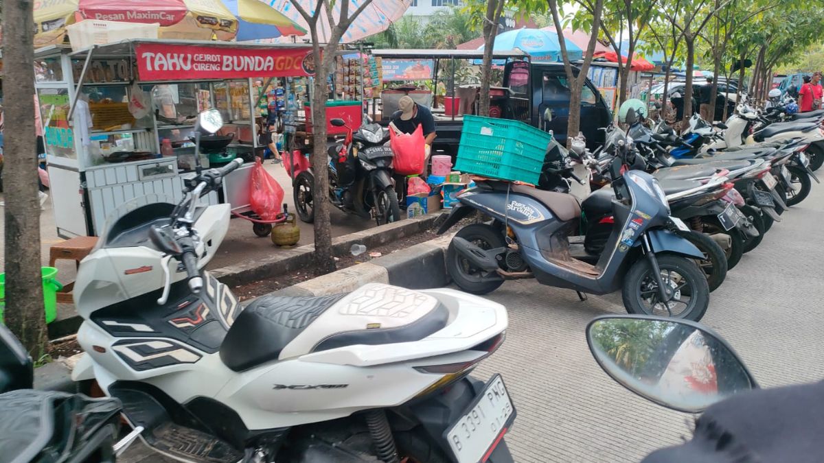 Salah satu parkir liar di Jalan GDC Kota Depok.