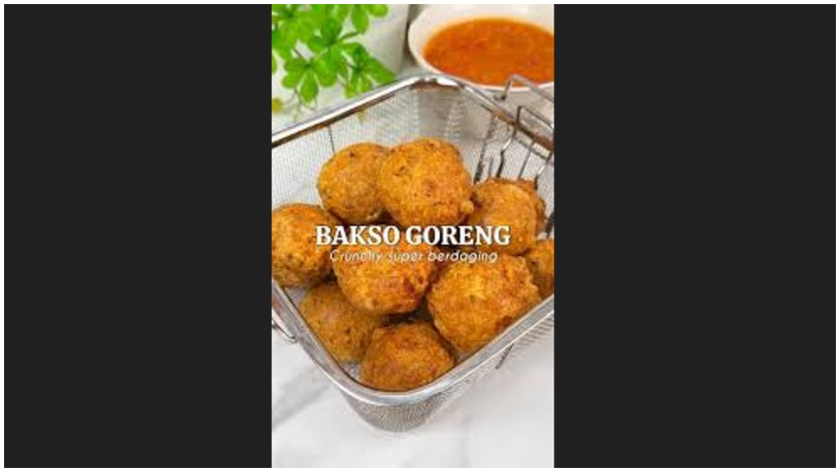 Bakso goreng tidak kopong yang padat dan gurih.
