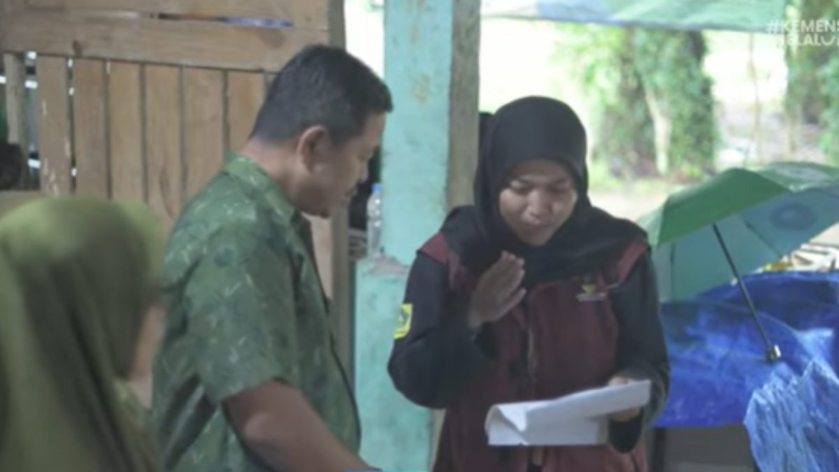 Ilustrasi: Petugas pendamping sosial saat melakukan pengecekan penerima bantuan sosial (bansos).