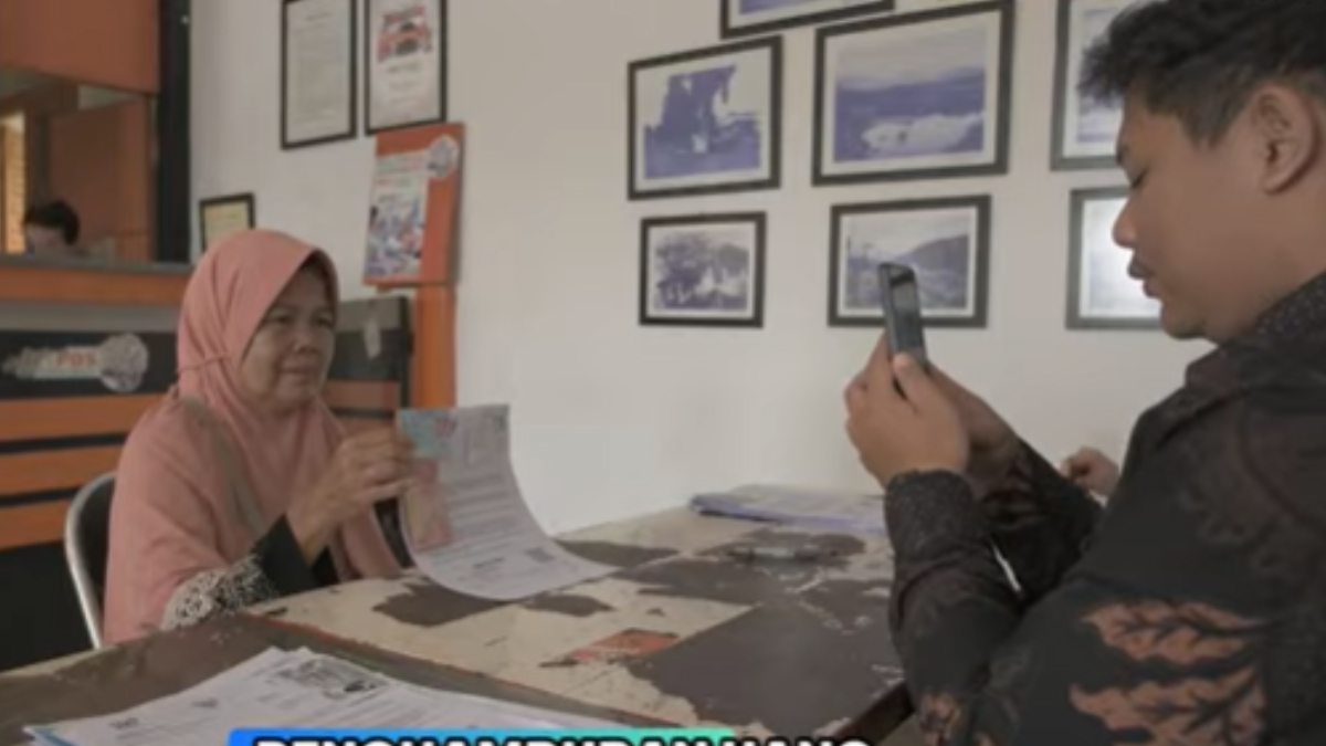 Ilustrasi: Penyaluran bantuan sosial (bansos) kepada para penerima manfaat atau KPM.