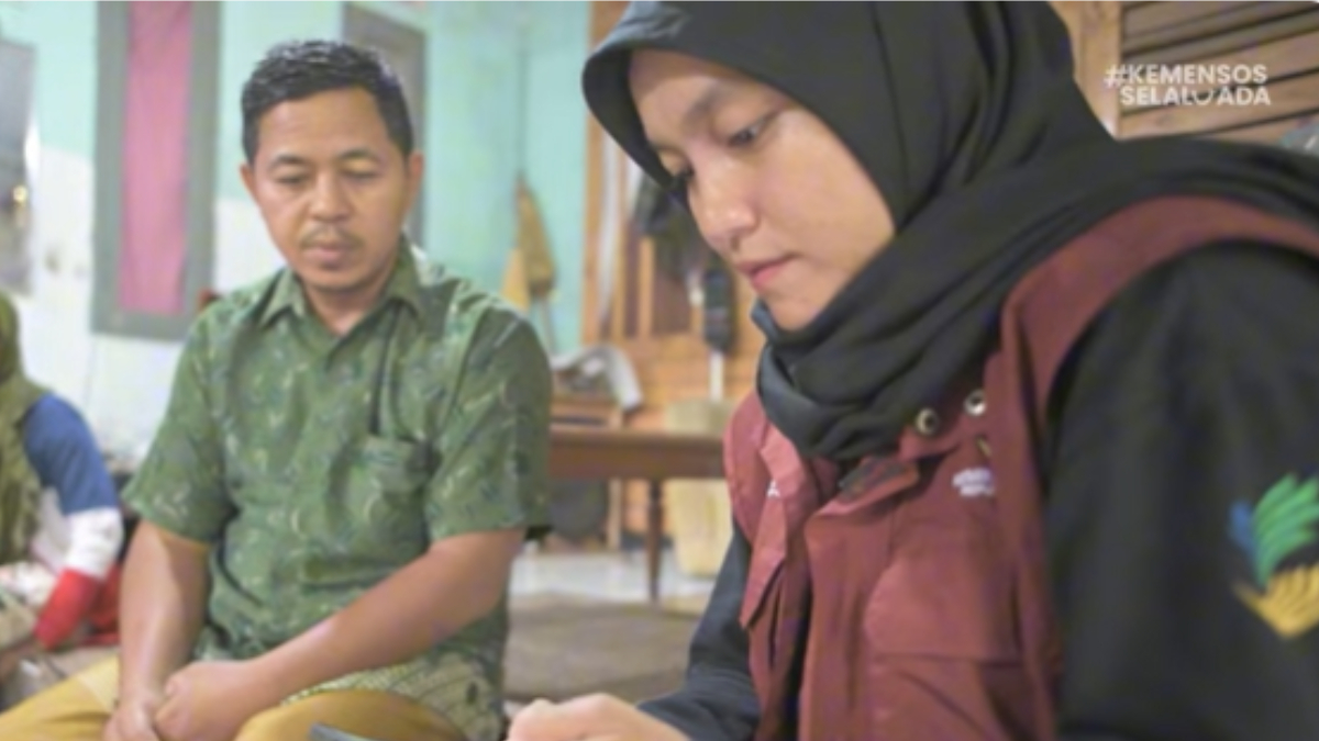 Ilustrasi: Petugas pendamping sosial saat melakukan pengecekan penerima bantuan sosial (bansos).