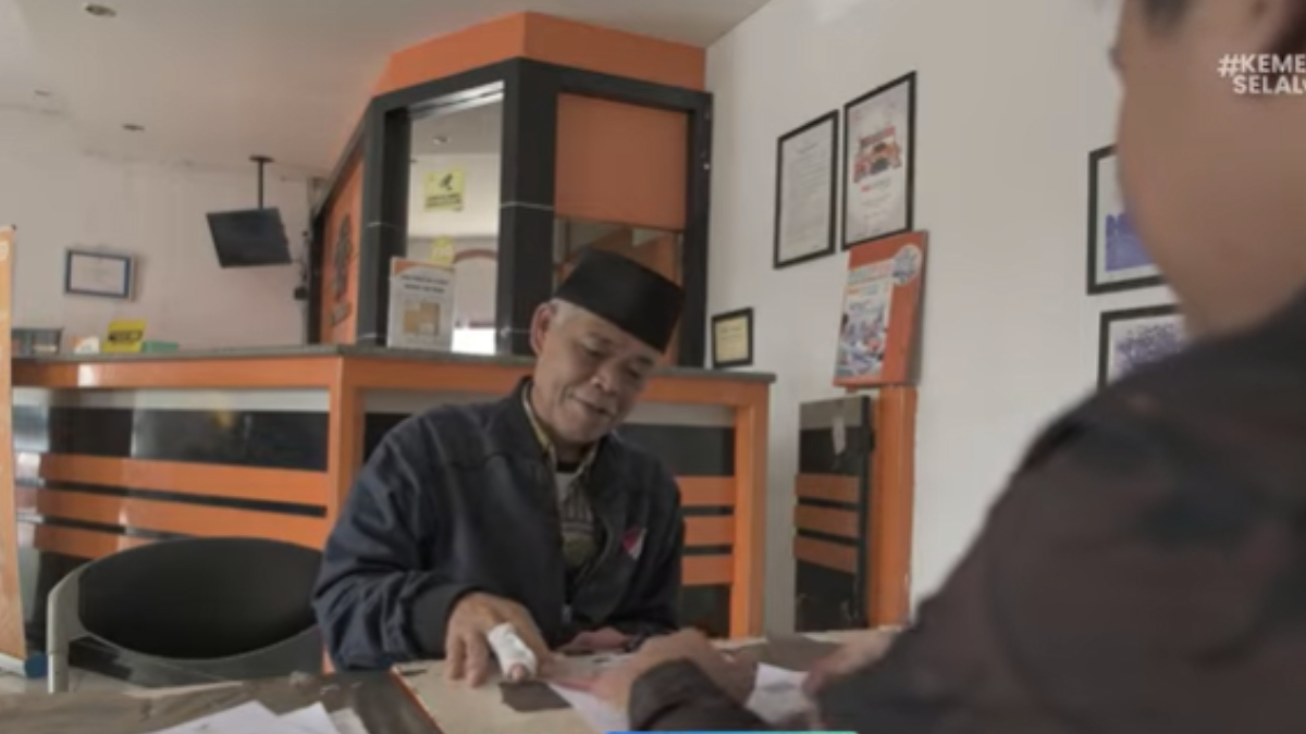 Ilustrasi: Penyaluran bantuan sosial (bansos) kepada para penerima manfaat atau KPM.