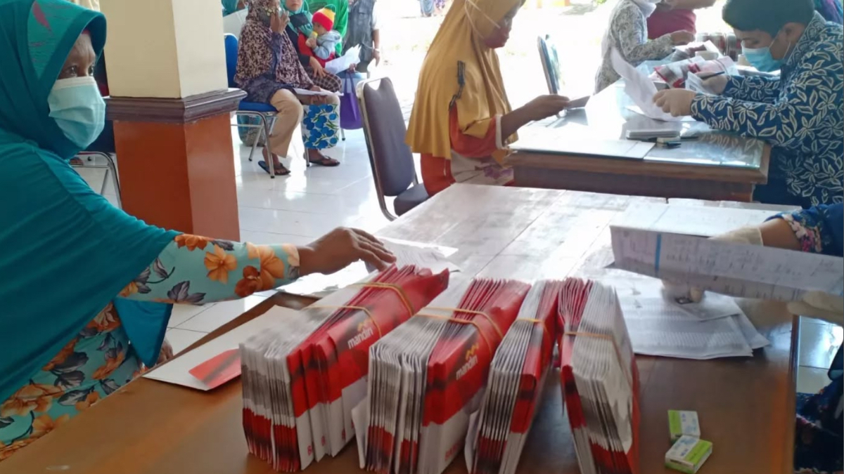 Ilustrasi: Penyaluran bantuan sosial (bansos) kepada para penerima manfaat atau KPM.
