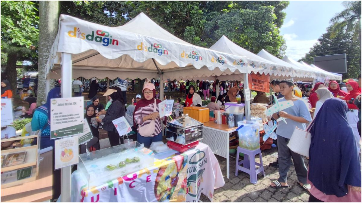 Pelaku UMKM berjualan saat kegiatan Car Free Day di kawasan Tegar Beriman, Cibinong, Kabupaten Bogor.